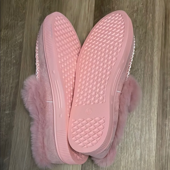 Pink Fur‎ Moccasin Slippers - Picture 2 of 3